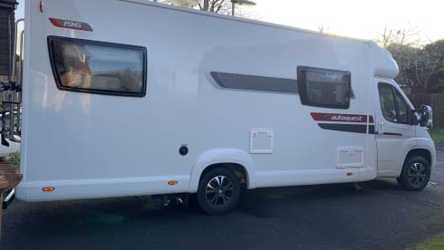 Autoquest 196 – Autoquest 196 motorhome 6 berth (delivery and pick up available)