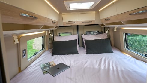 Easy Rider Off the Grid de Luxe nr 5  – Beautiful 3-person camper with a lengthwise bed, automatic and solar panel.
