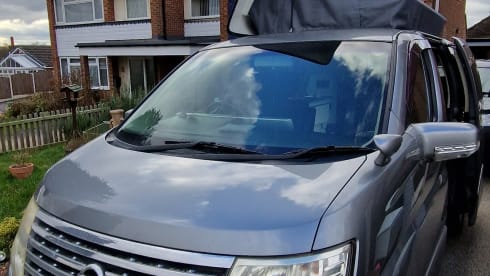 El – 2/3 berth Nissan Elgrand campervan with pop up roof