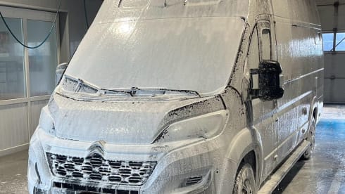 Sfeervolle buscamper voor lange mensen