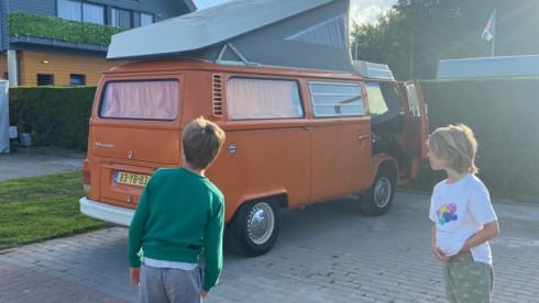 Lady Orange – Volkswagen Camperbus from 1974 (4 pers)