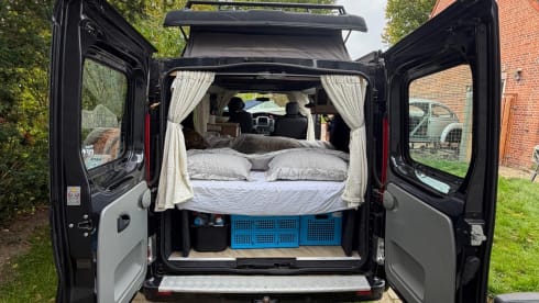 4p Renault campervan uit 2012