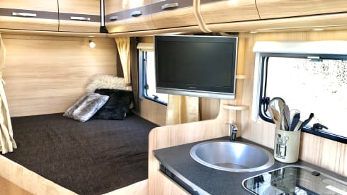 Very nice and complete spacious family camper for 2-4 persons