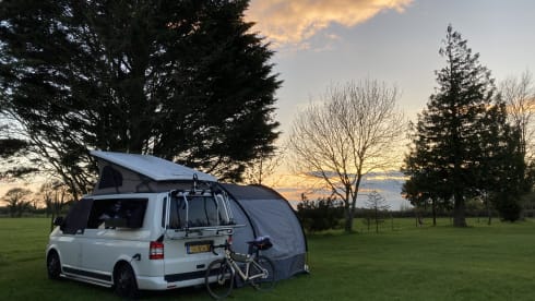 VW T5 Campervan met hefdak - compleet en van alle gemak voorzien