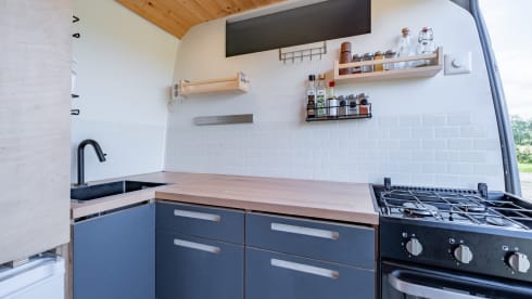 Keesie – Volkswagen Crafter Off-Grid Bus Camper with Roof Terrace