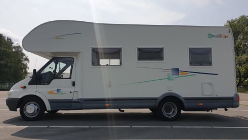 Keurig nette en ruime 6-persoons Chausson uit 2006 met Ford onderstel. 