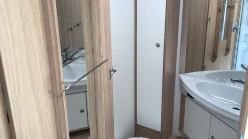 9/14 – Luxury automatic camper with 2-person queen bed!