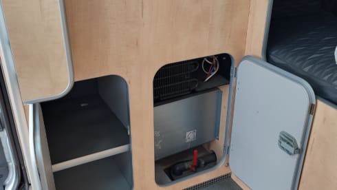 Nuggie – 4-5 seater 2008 Ford Nugget with high roof 