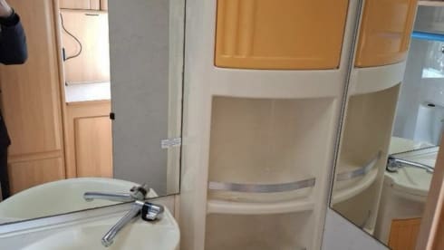 Met nieuwe navigatie, garage, airco en fietsendrager  – Comfortable family camper: see last minute August