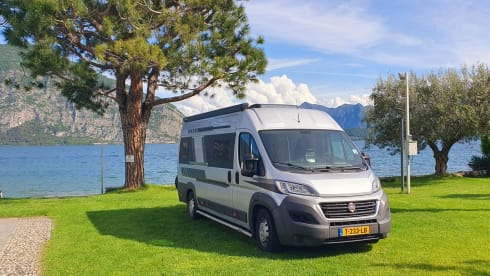 Heunie 2 – Lovely campervan from 2016 with 2 lengthways beds