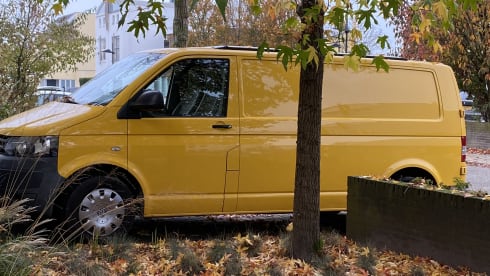 Het gele geluk 💛 – VW T5 yellow bus with modern interior
