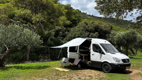 Tough 2 person bus camper - Off-grid