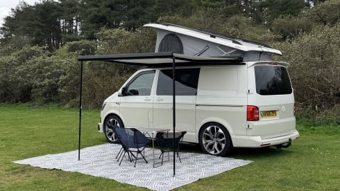 Freddie – 4 berth Volkswagen campervan from 2018 (Air con, Diesel heater and awning)