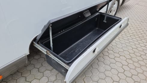 Fully equipped neat Pilote camper semi-integrated