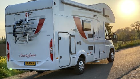 Ooit Is Nu! – Self-sufficient 6 person luxury camper "Ever Is Now"