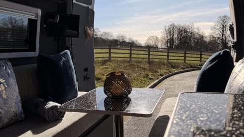 Marge – Campervan met 3 slaapplaatsen, volledig zelfvoorzienend. 