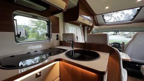 13 LMC T742 – LMC T742 semi-integrated camper 2020