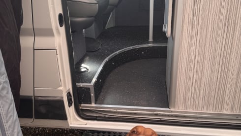 OFIE – Vi presentiamo OFIE, il nostro camper a 4 posti letto, pronto per la vostra avventura. 