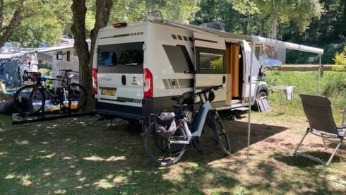 Heunie 1 – Beautiful camper van from 2017 with 2 lengthways beds