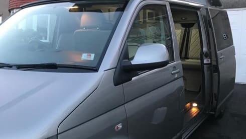 Camper di lusso VW T5 Automatic con 4 cuccette