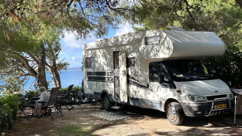 Alkoof King –  Fully equipped 6p camper with roof air conditioning and automatic leveling system