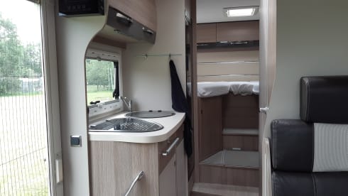 Challenger – Beautiful Comfortable Camper 170 hp (2-4 persons)