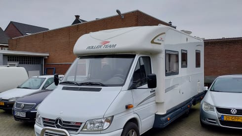 Roller Team – 4 person semi-integrated camper