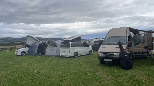 Jiggleypuff – Nissan campervan uit 2007 met 3 slaapplaatsen (klein gezin).