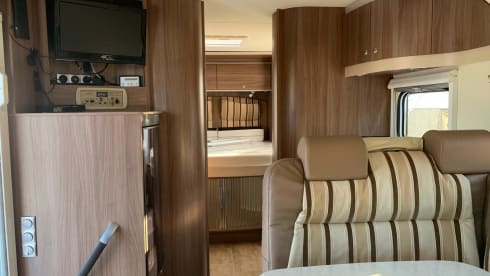 EXTRA DAYS Available Luxury Super Cozy Camper king-size bed / full air conditioning