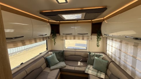 Davina – Luxury 2021 Roller Team 746 - 6 Berth 5 Seatbelts - Adventure Awaits!