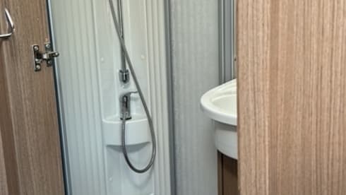 LiKaJo – Beautiful young 4-person Carado alcove from 2019