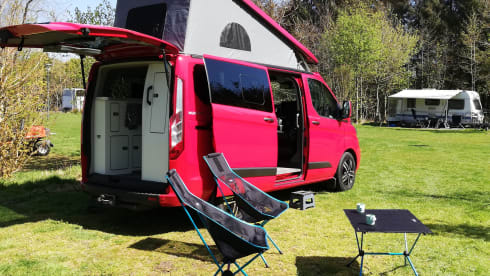 Ford Nugget uit 2021 – Travel in Red
