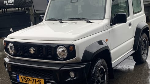 Simba – Keep smiling with this Suzuki Jeep with roof tent!
