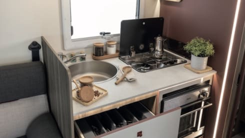 4 sleeper Compact - Automatic and  – New Compact 4 berth auto - Wi-Fi and lounge