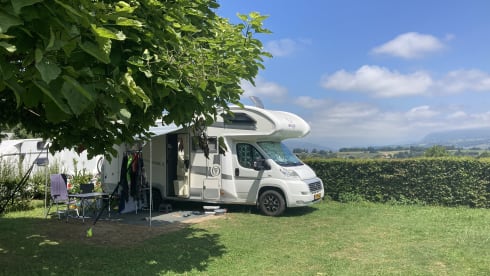 Nice, spacious alcove family camper with lots of light!