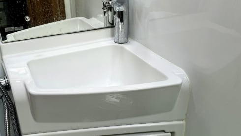 Luxury 6 Berth Motor home Perfect for Family Escapes