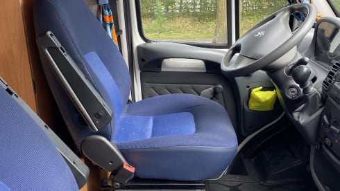 Dushi – 2p Peugeot bus from 2002