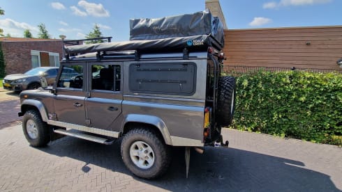 2.5p Landrover Defender 4x4 expedition car 