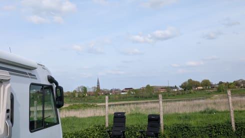 Weinsberg intergraal 4 persoons met level systeem – Weinsberg-Wohnmobil für 4 Personen ab Baujahr 2023, Automatikgetriebe, 2 Klimaanlagen und Nivellierungssystem