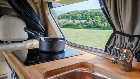 Leo – Toyota Alphard Hybrid Automatic Campervan 