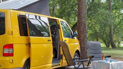 Het gele geluk 💛 – VW T5 yellow bus with modern interior