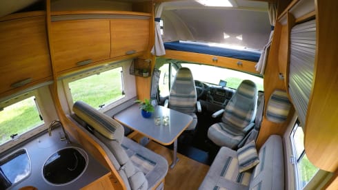 Gezellige en complete – 5-person Adria Mobil alcove > (electric) bicycles inside the garage