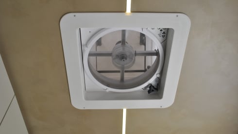 WHITE LION – HANDCRAFTED CAMPERVAN WITH A WARM ATMOSHERE 