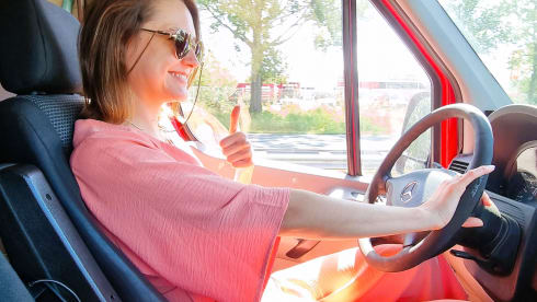 Firefly – The bus camper with a large comfy bed & easy to drive