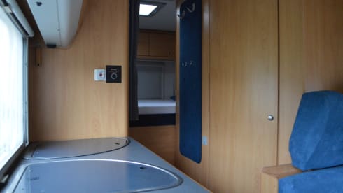 6-person family camper with AIRCO, spacious cross bed and large alcove