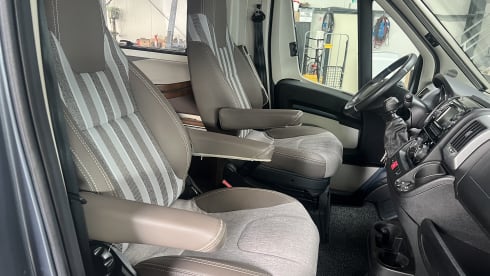 Maudje – Super nice family camper length beds and lifting bed 