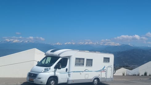 Experience our 5-person Adria Carol travel buddy from 2010