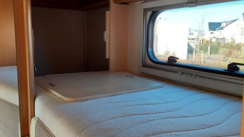 Ruime Ford transit alkoof 6p uit 2006 met stapelbed