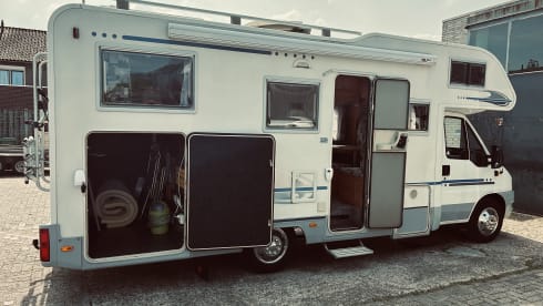 Veel plezier – 4p Adria Mobil alcove from 2004