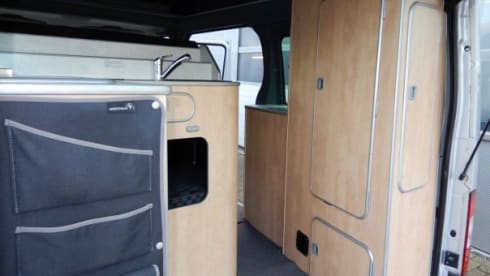 Sjaan – Auf Abenteuer mit dem komfortablen und umfangreichen Ford Nugget für 4 Personen!